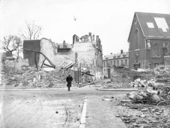 a_salle_Strauh_et_en_arriere_plan_le_college_Coutelle_2